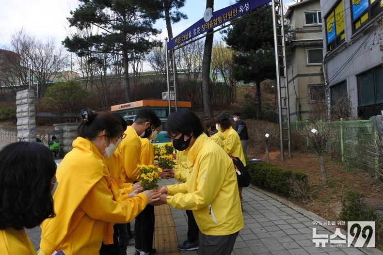 4.16세월호참사 가족들이 마을모임에 노란 꽃을 전달하고 있다.